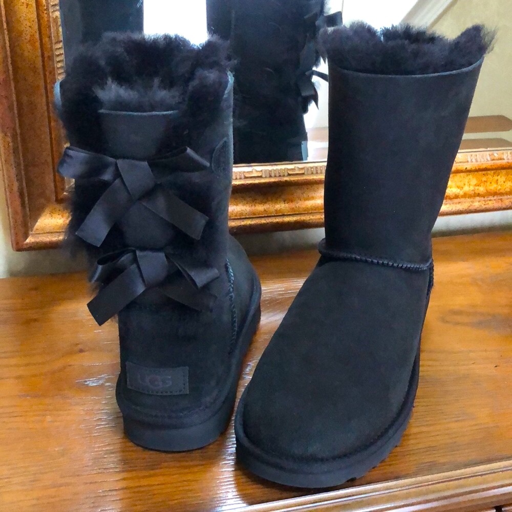 NWOT Ugg Bailey Bow ll black boots with real fur, sheepskin lining & insoles.